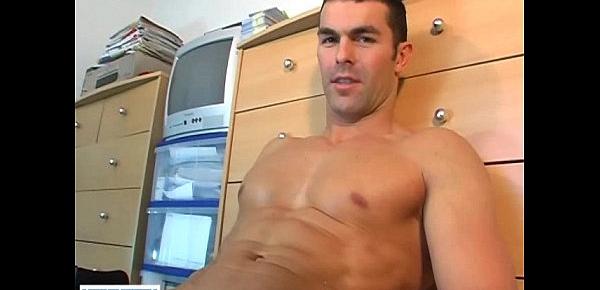  French straight guy, Nicolas serviced! get wanked his huge cock !